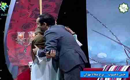 بغل کردن نیما کرمی و همسرش در برنامه زنده