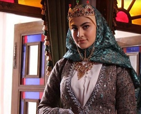 مریم مومن چند ساله است